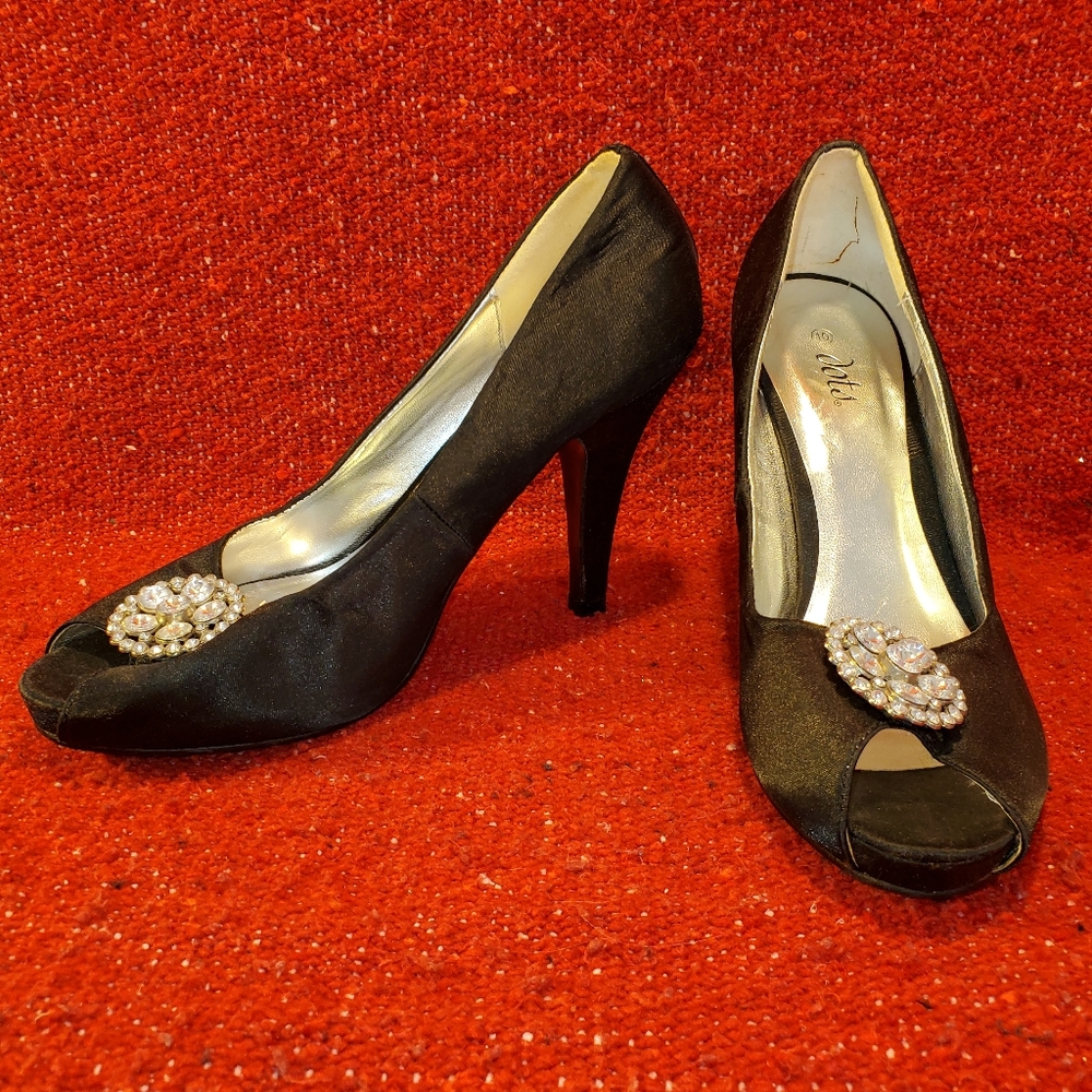 Dots black satin open toe pump